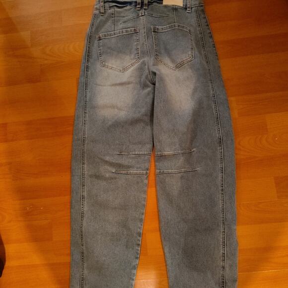 Dollhouse Barrel Jeans – Size 27 – Style & Stretch - Picture 4 of 9